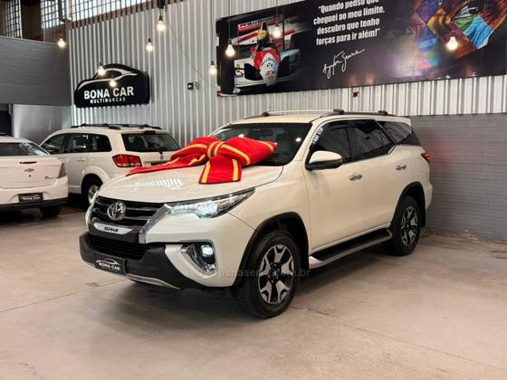 TOYOTA HILUX SW4 2.8 SRX DIAMOND 4X4 7 LUGARES 16V TURBO INTERCOOLER DIESEL 4P AUTOMÁTICO